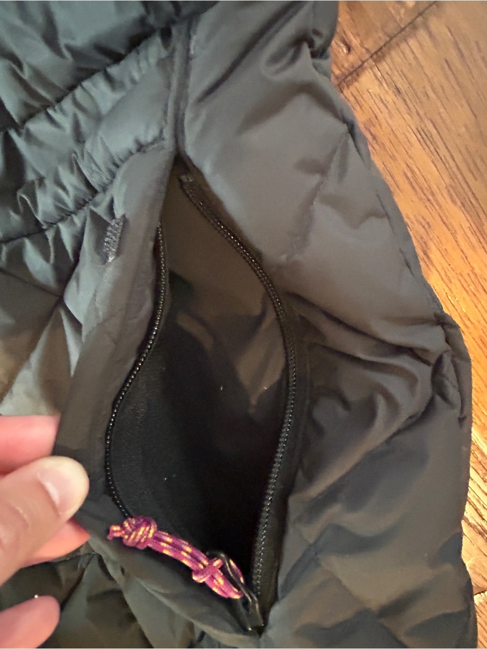 The North Face 550 Black Puffer Hooded Vest - Size XL - Good Condition - Picture 7 of 12